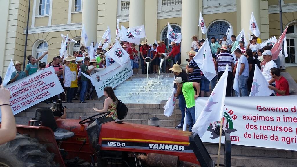 Produtores derramam de leite em frente &agrave; Secretaria da Fazenda