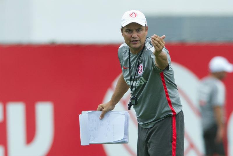 Esquema 3-5-2 &eacute; d&uacute;vida do Inter para Libertadores