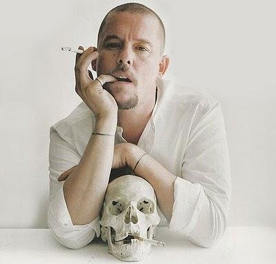 Estilista Alexander McQueen &eacute; homenageado com grande exposi&ccedil;&atilde;o