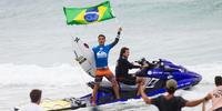 Brasileiro Filipe Toledo vence dono da casa na Austrália e leva título de etapa