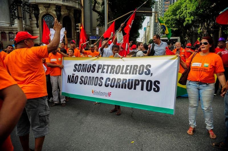 Manifestantes carregaram faixas de protesto