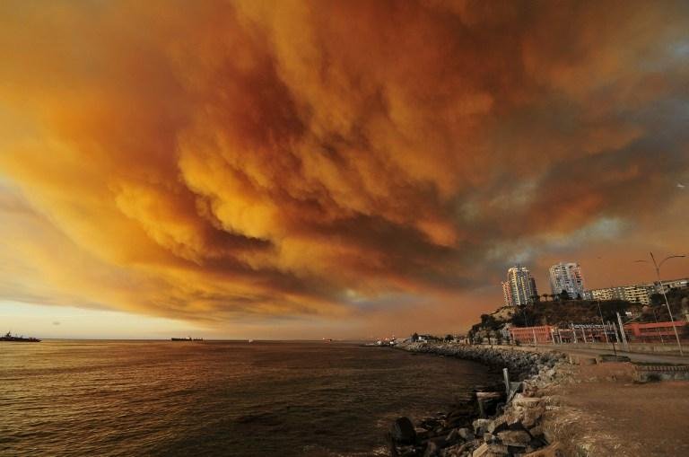 Fuma&ccedil;a pode ser vista de longe, em Valpara&iacute;so