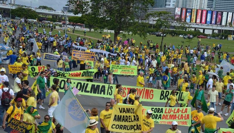 Protesto contra corrup&ccedil;&atilde;o e Dilma ocupa Esplanada em Bras&iacute;lia 
