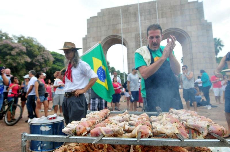 Antes de protesto, "Coxinha&ccedil;o" ocorre na Reden&ccedil;&atilde;o em Porto Alegre