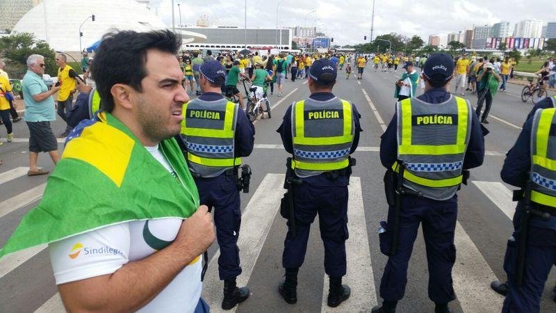 Manifestantes s&atilde;o acompanhados de perto pela Pol&iacute;cia Militar