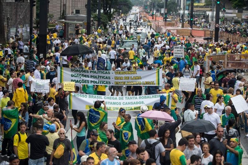 Manifestantes chegam &agrave; Avenida Paulista em SP