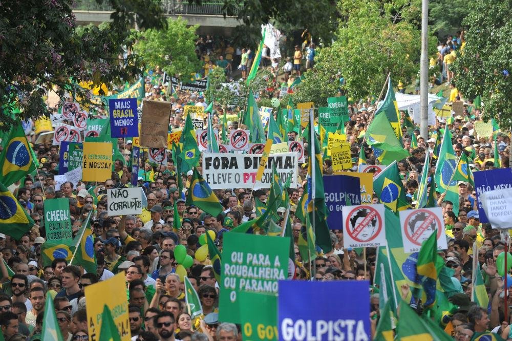 Manifestantes carregam faixas contra a presidente Dilma Rousseff 