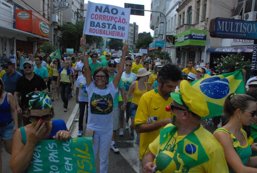 Popula&ccedil;&atilde;o de Santa Maria sai &agrave;s ruas para protestar