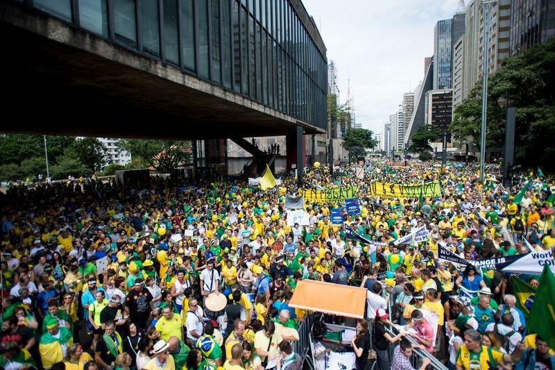 Protesto na Avenida Paulista re&uacute;ne 1 milh&atilde;o