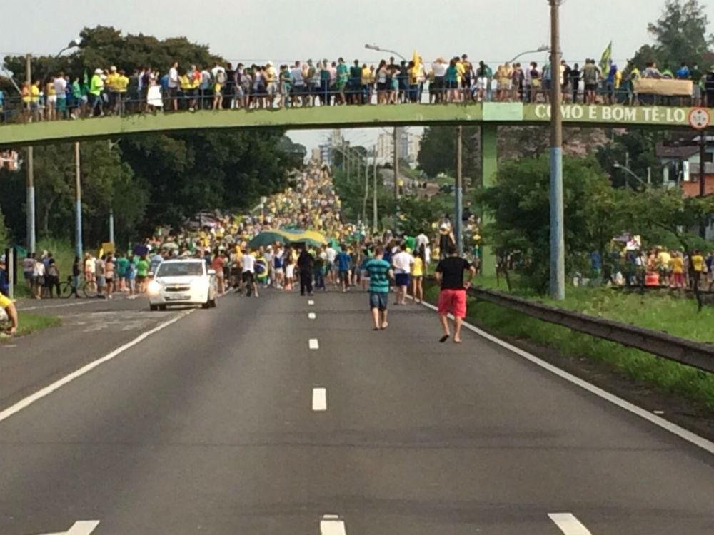 Manifesta&ccedil;&atilde;o bloqueia BR 116, em Novo Hamburgo