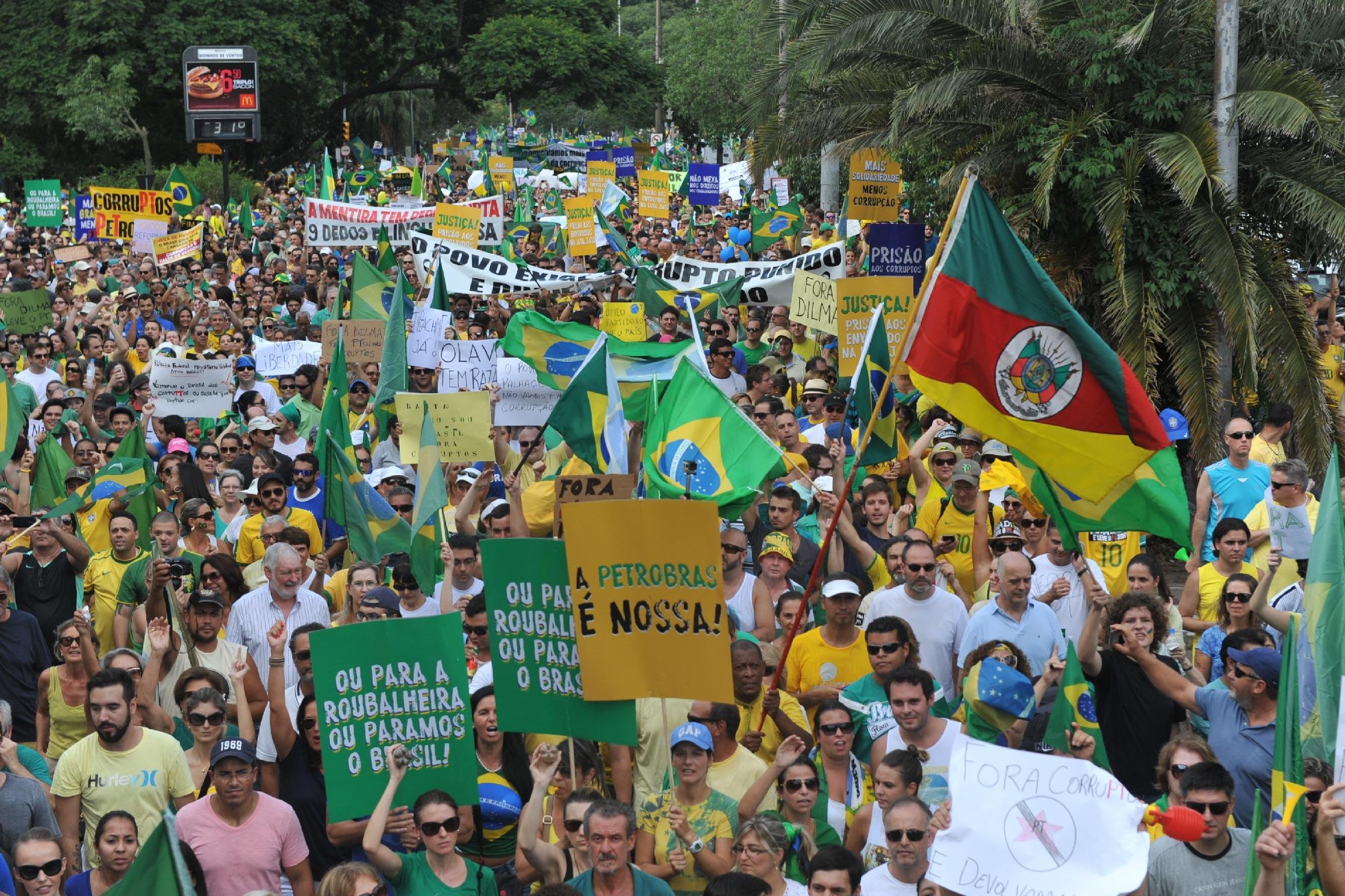 Em meio &agrave;s cr&iacute;ticas ao governo, manifestantes defenderam diferentes bandeiras