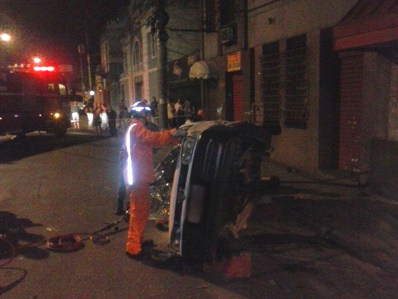 Dois homens morrem em colis&atilde;o entre carros em Porto Alegre