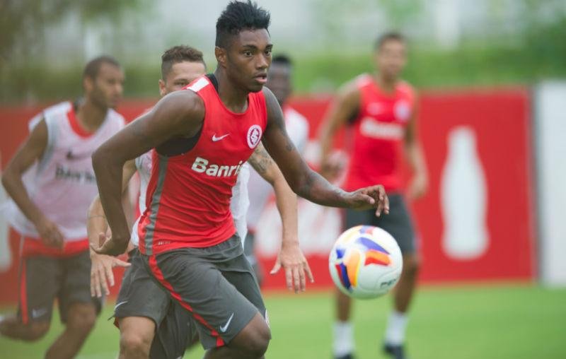 Atacante do Inter relata ofensas racistas em Pelotas 