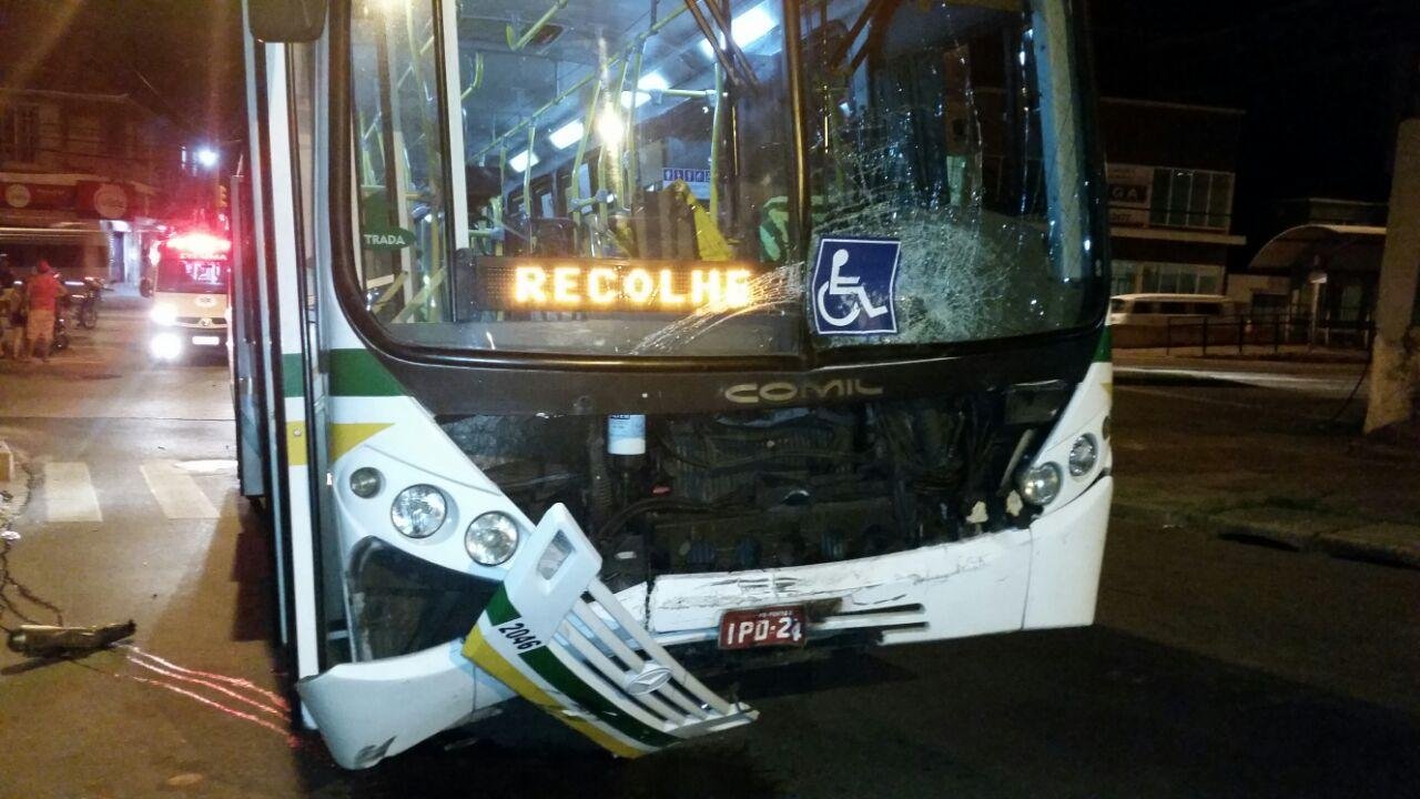 De acordo com os policiais, testemunhas relataram que a v&iacute;tima teria furado a preferencial e colidido em um coletivo