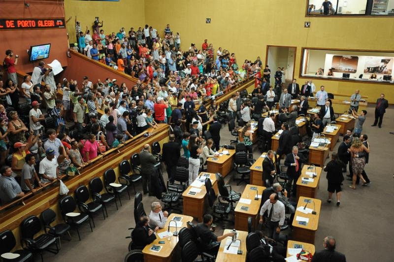 Vereadores repercutem decis&atilde;o de Fortunati de se licenciar do PDT