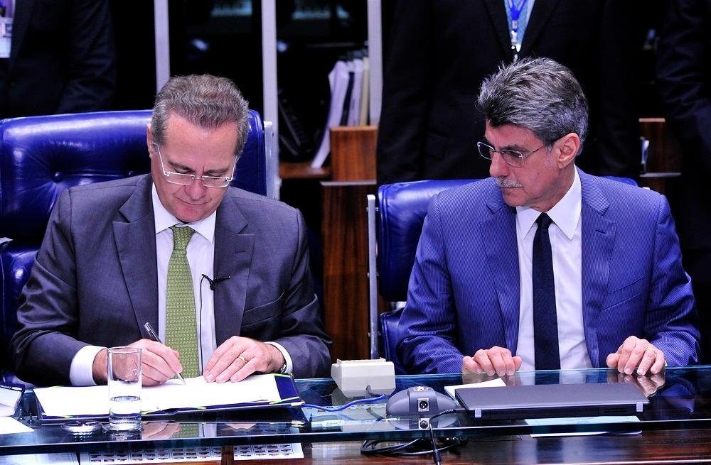 Renan Calheiros assina a Emenda do Or&ccedil;amento Impositivo