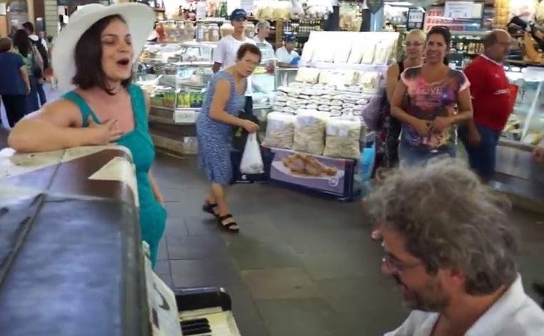 Anne Carrere cantou "La Vie en Rose" e atraiu rapidamente a aten&ccedil;&atilde;o de quem passava por perto