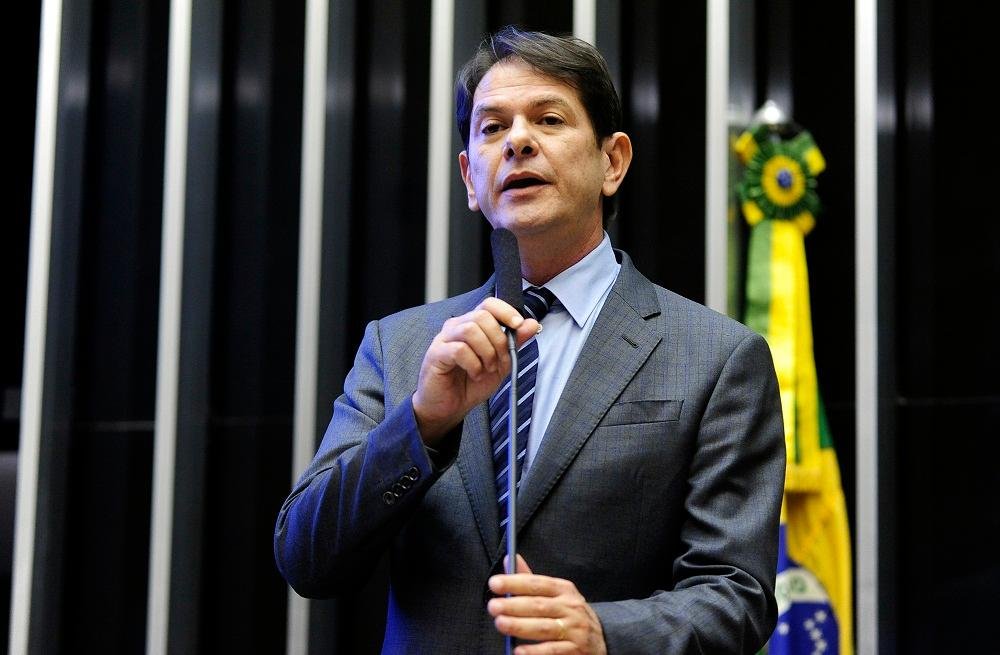 Cid Gomes pediu desculpas a quem se sentiu ofendido, mas partiu para o ataque
