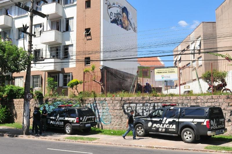 Inicia a pintura da imagem do traficante Xandi em condom&iacute;nio na avenida Princesa Isabel