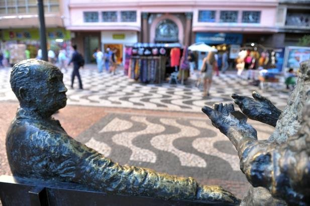 Ap&oacute;s furto, C&acirc;mara do Livro pode patrocinar r&eacute;plica de livro da est&aacute;tua de Drummond na Pra&ccedil;a da Alf&acirc;ndega