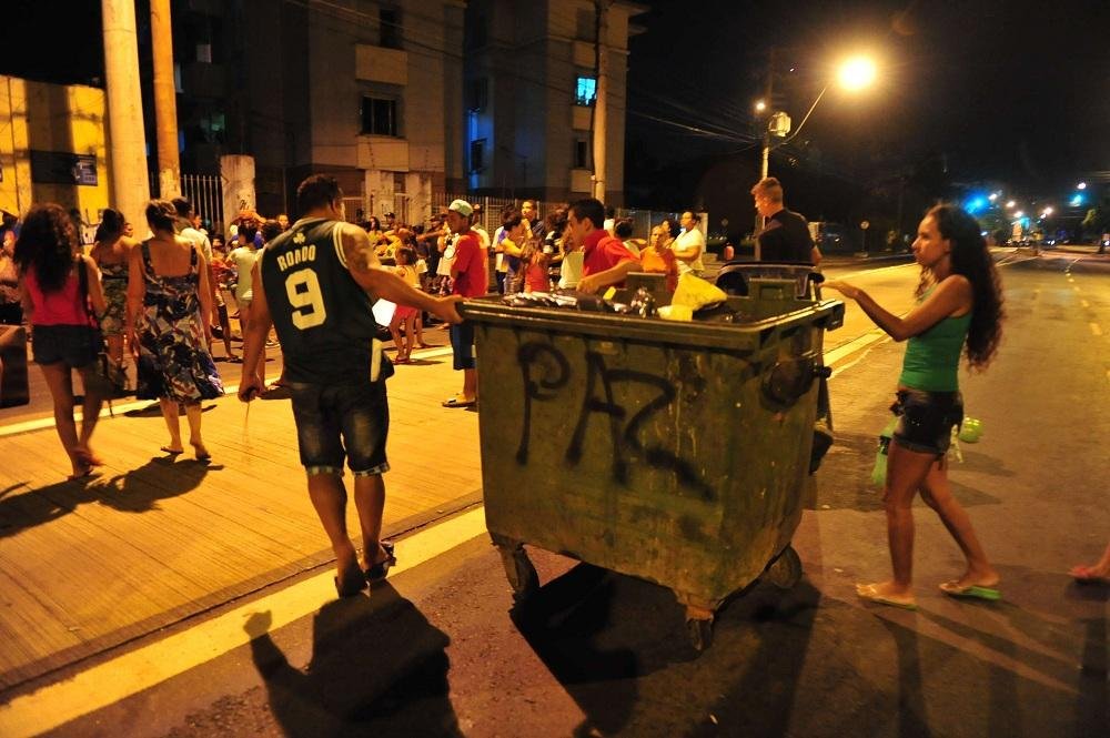 Ap&oacute;s conflito com a BM, moradores de condom&iacute;nio protestam na Princesa Isabel