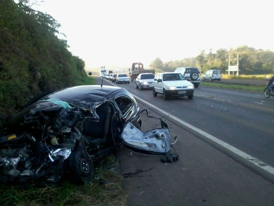 Colis&atilde;o entre carro e caminh&atilde;o deixa motorista em estado grave em Estrela