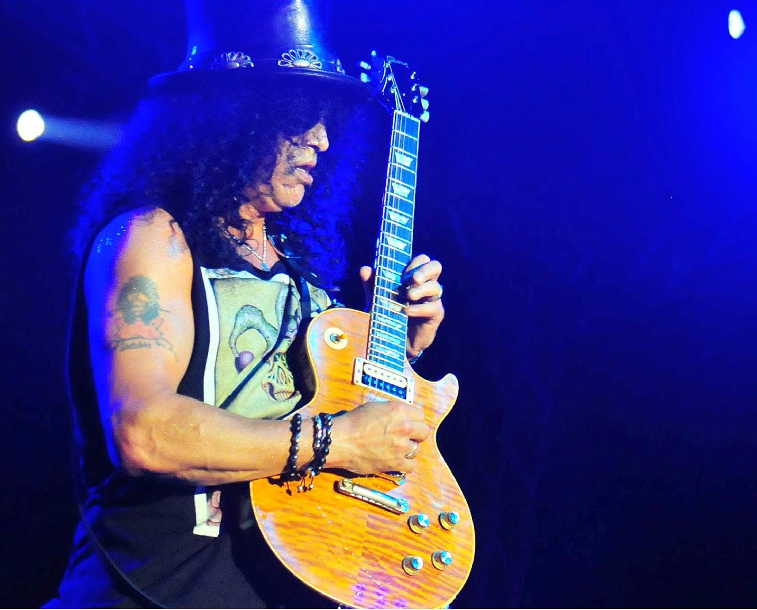 Guitarrista divulga seu &aacute;lbum mais recente, World on Fire