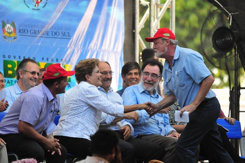 No RS, l&iacute;der do MST defende Dilma e critica ministros
