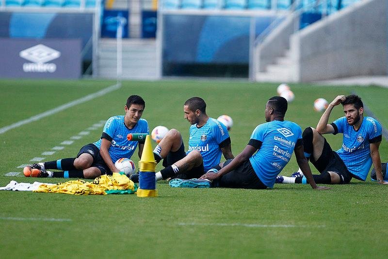 Jogadores titulares assistiam o treinamento dos demais atletas do grupo