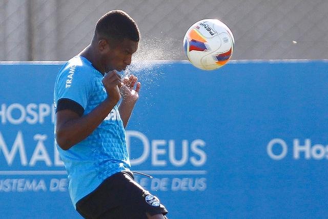 Zagueiro equatoriano que j&aacute; segurou Messi destaca times bem montados no RS