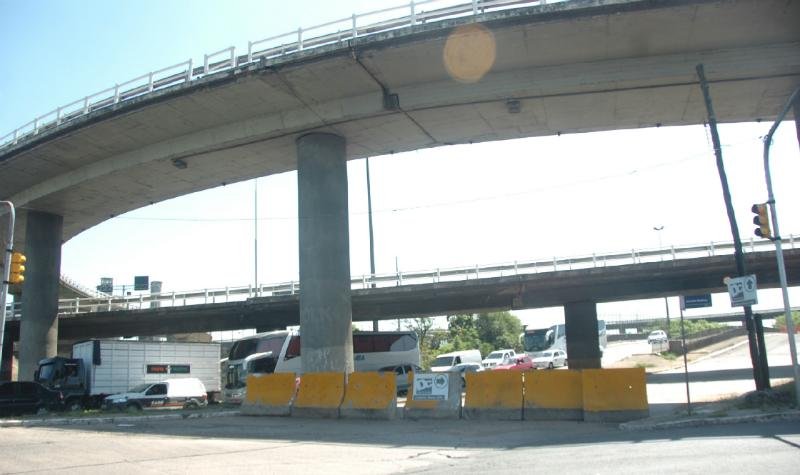 Obra fica embaixo do v&atilde;o m&oacute;vel e sobre os trilhos da Trensurb