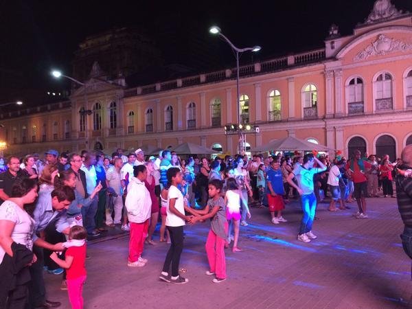 Evento re&uacute;ne centenas de pessoas no Largo Gl&ecirc;nio Peres