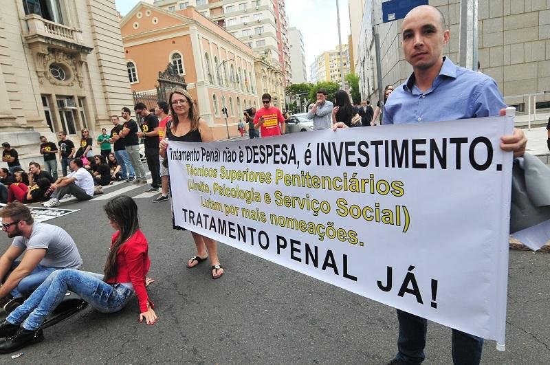 Concursados da Seguran&ccedil;a P&uacute;blica protestam em frente ao Piratini
