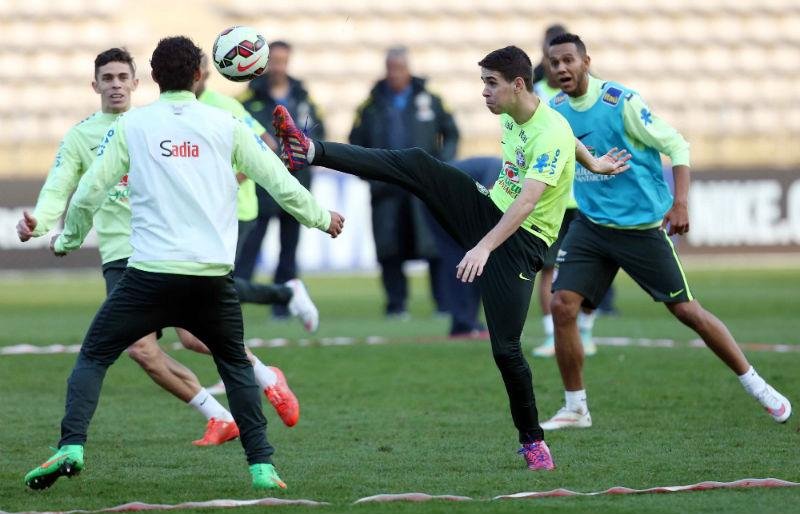 Oscar e companheiros correram no est&aacute;dio Saint Charl&eacute;ty na polu&iacute;da Paris