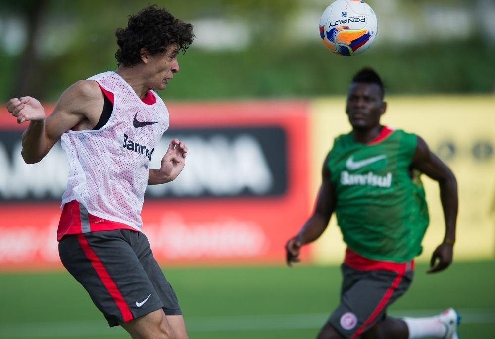 Volante refor&ccedil;ou que plantel est&aacute; fechado com o t&eacute;cnico