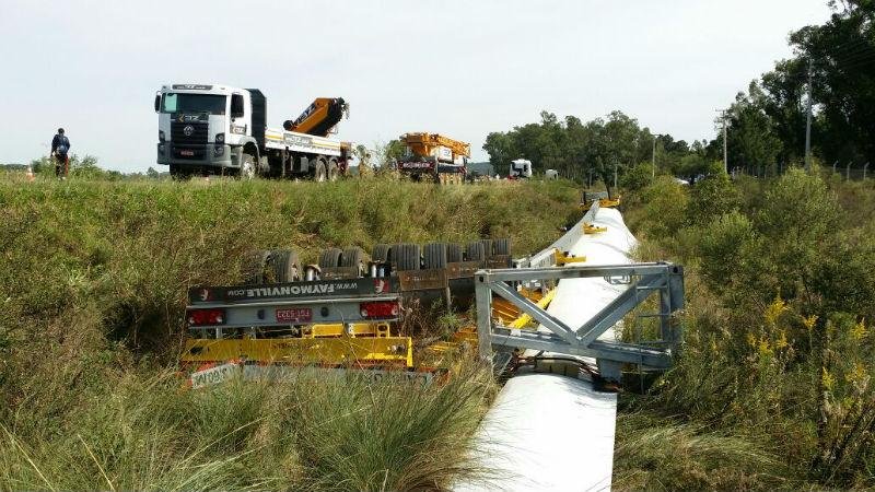 Caminh&otilde;es-guindastes iniciam retirada de h&eacute;lice em Livramento 