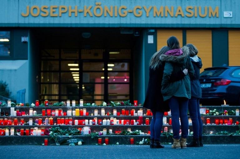 Moradores da cidade de Haltern am See prestam homenagem aos estudantes mortos