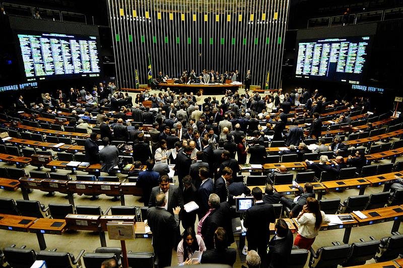 PEC impede que partidos se unam para eleger um parlamentar