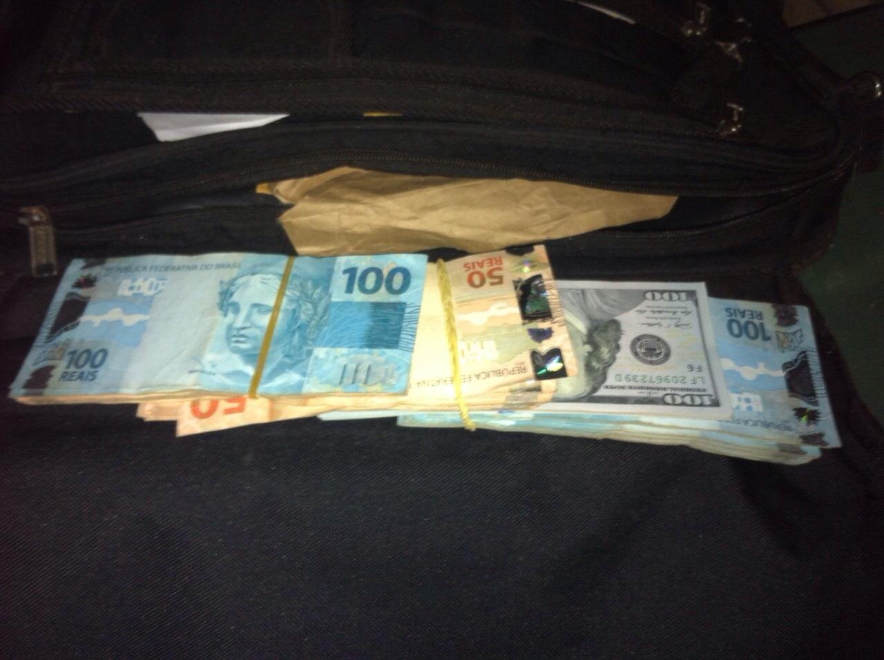 Pol&iacute;cia tamb&eacute;m encontrou 3 mil d&oacute;lares e R$ 12 mil 
