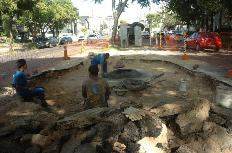 Ap&oacute;s as f&eacute;rias, tr&acirc;nsito ficou pesado e com fluxo prejudicado pelas obras e buraqueiras nas vias 