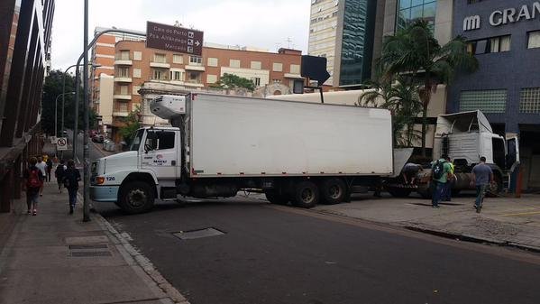 Caminh&atilde;o com pane mec&acirc;nica bloqueia rua no Centro de Porto Alegre