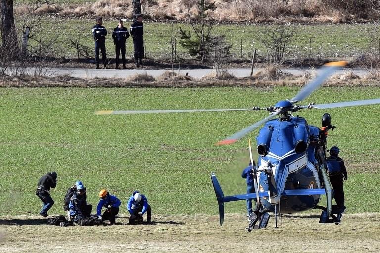 V&aacute;rios helic&oacute;pteros transportam m&eacute;dicos legistas para a &aacute;rea do acidente, assim como investigadores