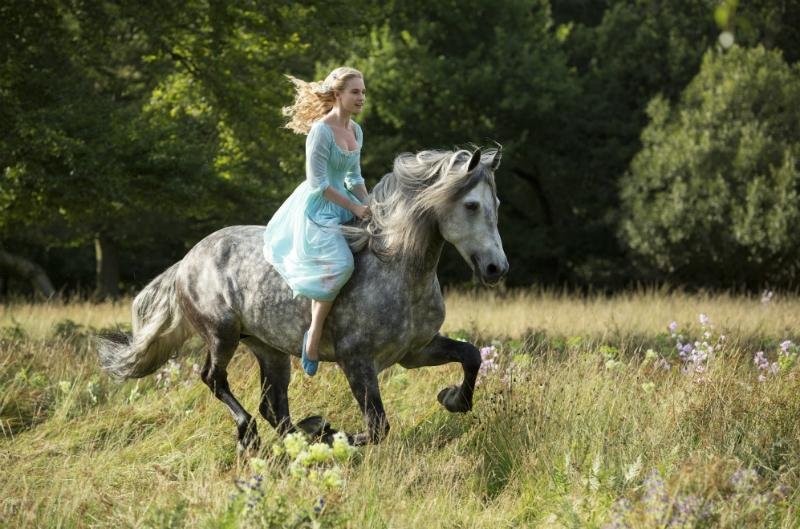 A atriz Lily James protagoniza nova vers&atilde;o de Cinderela