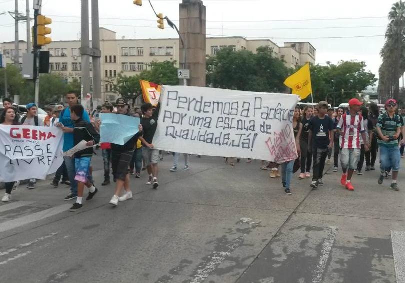 Estudantes do Col&eacute;gio Estadual Prot&aacute;sio Alves fizeram caminhada nesta manh&atilde;