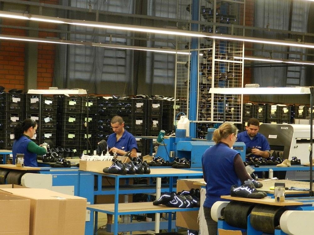 Produ&ccedil;&atilde;o industrial ga&uacute;cha recua em fevereiro