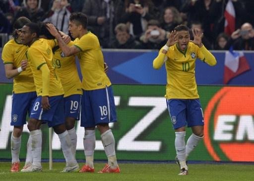 Neymar aparece em terceiro na lista de jogadores mais bem pagos do mundo