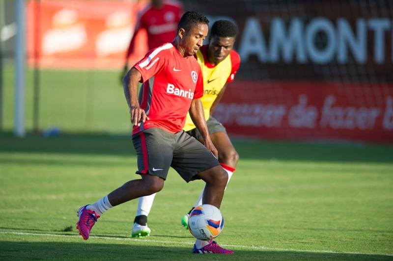 Aguirre desmancha 3-5-2 e faz mudan&ccedil;as no Inter 