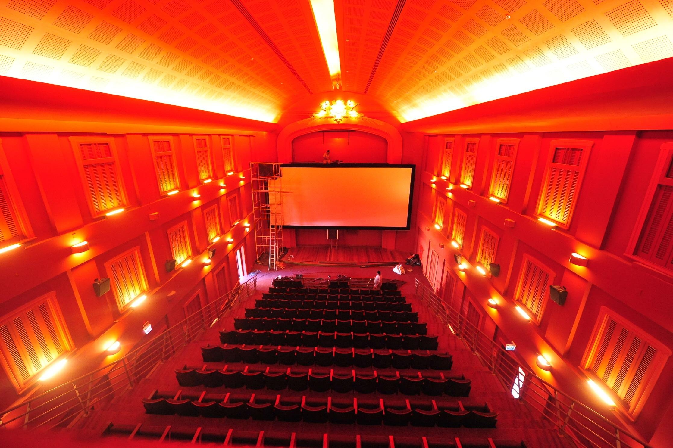 A sala de cinema &eacute; equipada para receber 164 espectadores