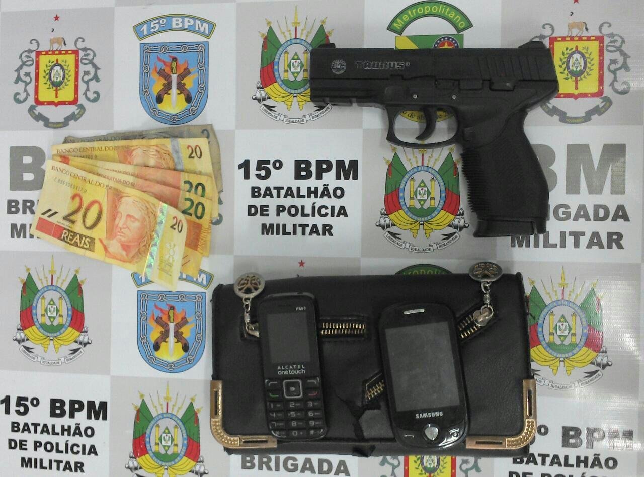 Dupla abordou pedestres antes de ser parada pela pol&iacute;cia dentro de carro roubado