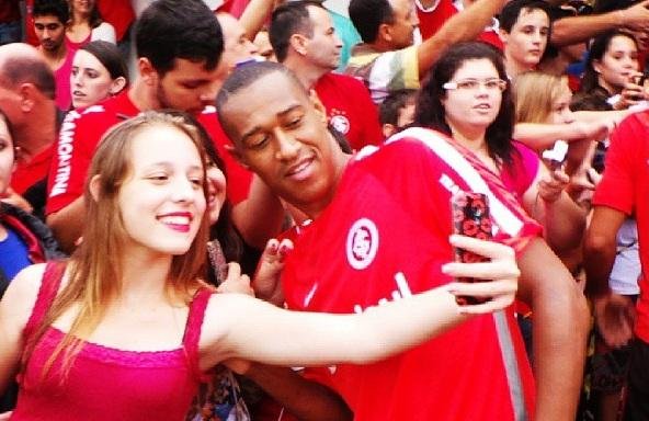 Mesmo a quase 500 quil&ocirc;metros da Capital, grupo colorado recebeu apoio da torcida
